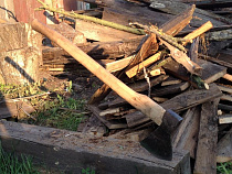 Женщина с помощью топора отомстила водителю, задевшему ее автомобиль