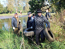 Городское озеро в Советске очистили от веток и автопокрышек