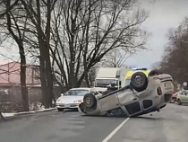 На Окружной Калининграда лежит автомобиль вверх колёсами