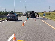 В 5 км от Калининграда на федеральной трассе у грузовика лопнуло колесо