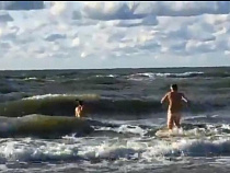 Появилось видео купания нудистов в Балтийском море 