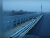 Дорогу в Калининградской области пустили через линию электропередач (видео)