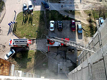 МЧС: из квартиры с горящим балконом спасено два человека