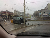 В Калининграде автомобиль на полном ходу врезался в фонарный столб