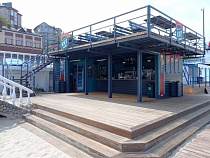 Туристов в Пионерском в старые тротуары уже не втиснуть