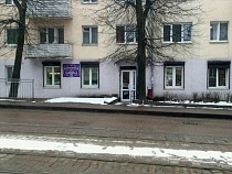 На Киевской в Калининграде неизвестный выбил булыжником окно на 3-м этаже