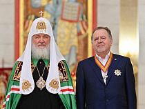 Патриарх Кирилл наградил основателя компании АВТОТОР за заслуги в возрождении духовной жизни 