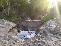 На спуске к морю под Янтарным вырыли могилы для мусора 