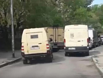 В Калининграде инкассаторы перегородили проезд по улице Щорса (видео)