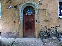 В Калининграде фургонщики превращают элитную улицу в месиво