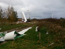 Шторм повалил ветряк в Калининградской области