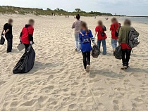 В Балтийске дети с пляжа выносили мусор за туристами руками