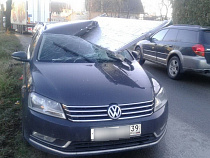 Под Калининградом борт от шаланды разрезал крышу авто: водитель в БСМП