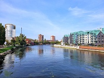 В Преголе у Юбилейного моста появилась нефтяная плёнка (видео)