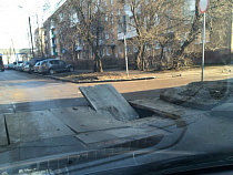 На одной из улиц Калининграда под землю наполовину ушла плита