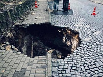 В Светлогорске из-за провала перекрыли движение по проспекту