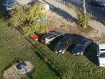 Фотофакт: в Калининграде автомобилисты захватывают газоны