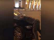 Появилось видео калининградца, заснувшего на чёрном БМВ, стоя