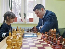 Алиханов успел в Нестерове сыграть в шахматы с 9-летней девочкой