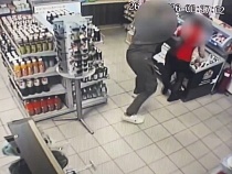 «Я поехал искать жертву»: в Балтийске человек в худи Итачи убивал кассира