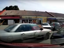 Минивен без водителя протаранил другой автомобиль (видео)