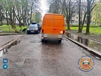 Сдававший задом перед немецкой машиной фургон сбил пенсионерку