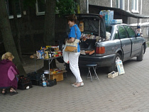 Фотофакт: в Калининграде с колес торгуют даже польской вишней и малиной
