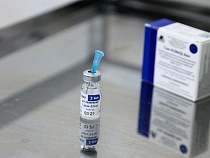 Желающие привиться требуют от Алиханова вакцины 