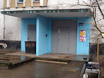 Управляющая компания судится с жильцом дома, повредившим дверь в подъезд