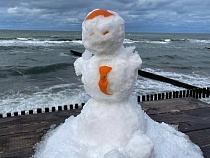 В Калининградской области нашли последний снег и вылепили финального снеговика