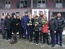 Алиханов вручил квартиры дольщикам спустя 15 лет ожидания