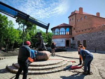 У замка в Калининградской области приземлился Мюнхгаузен