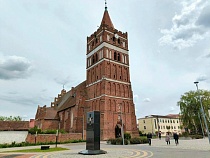 Туристов затягивают на бесплатные лазеры у немецкой кирхи в Правдинске