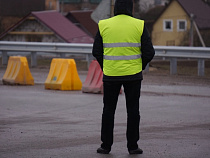 Вступившегося за девушку охранника автостоянки ударил по голове ее друг