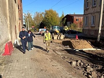 В Советске ремонтируют убитую дорогу к пляжу рядом с «Типеком»