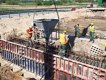 Завершен монтаж крайних опор моста через ручей на федеральной трассе А-216