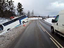 Автобус, попавший в ДТП под Черняховском, до сих пор в кювете