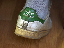 На предпринимателя наложили штраф 50 000 рублей за торговлю кроссовками «Адидас» без разрешения