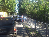 В Калининграде девушка-водитель разворотила заборчик у дороги