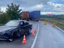 Под Балтийском «Мерседес» протаранил фуру с контейнером