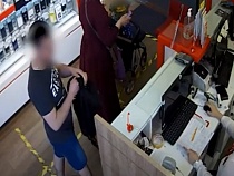 На площади Победы у мамочки с ребёнком украли кошелёк