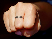 Калининградка застала мужа с соперницей и сломала ей три ребра