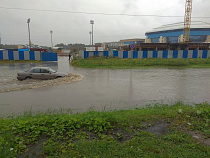 На улице Елизаветинской в Калининграде «утонули» несколько машин (видео)