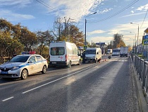 В Большаково водитель фургона без стеснения сбил двух детей на переходе