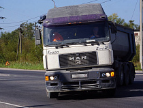 На улице Емельянова автомобиль «МАН» сбил 19-летнюю девушку