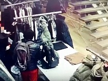 Женщина в красных штанах обнесла ТЦ в Калининграде 