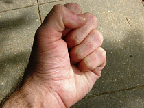 Возле клуба на Дзержинского у мужчины украли сумку с долларами, евро и белорусскими рублями