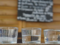 Ссора возле кафе под Калининградом: в висок 17-летней девушки прилетел стакан