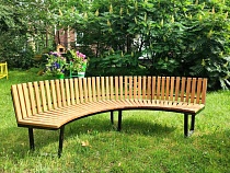 В 9-й колонии Калининграда сделали дешёвую скамейку для детсада в Светлом