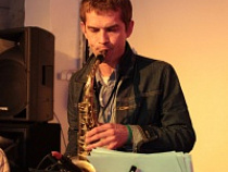 Саксофон для зверей и гостей зоопарка